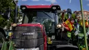 Puluhan traktor tersebut merupakan milik para petani Catalan. (AP Photo/Manu Fernandez)