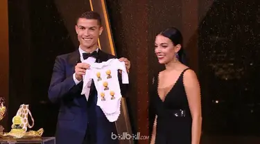 Peraih Ballon d'Or 2017, Cristiano Ronaldo mendapat kejutan dari penyelenggara yang diterimanya bersama kekasihnya Georgina Rodriguez.