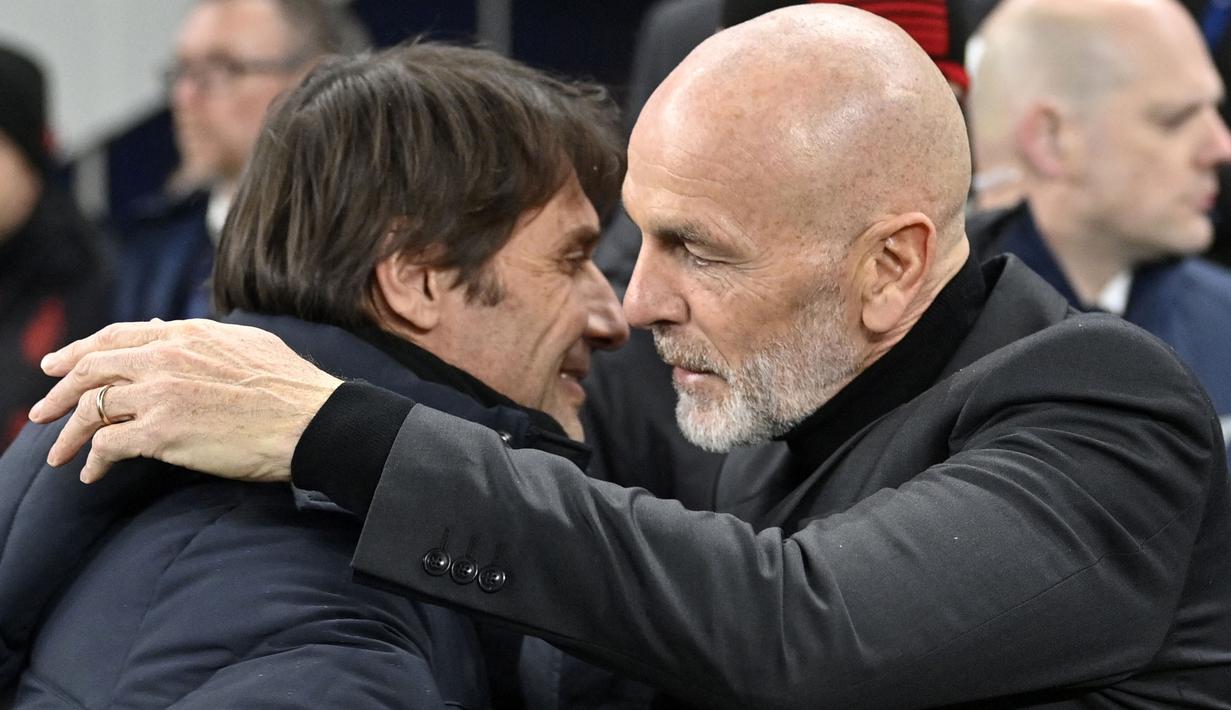 Pelatih kepala AC Milan, Stefano Pioli (kanan) dan pelatih kepala Tottenham Hotspur, Antonio Conte saling berpelukan sebelum laga leg kedua 16 besar Liga Champions 2022/2023 yang berlangsung di Tottenham Hotspur Stadium, London, Kamis (09/03/2023) WIB. Rossoneri berhasil melaju ke babak perempat final setelah unggul dengan agregat 1-0. (AFP/Justin Tallis)
