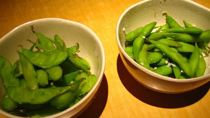 Dua mangkuk kacang edamame