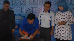 Ketua Umum DPP Matara, Bima Arya menandatangani surat dukungan terhadap calon Ketua Umum PAN 2015 - 2020 di jakarta, sabtu (14/2/2015). (Liputan6.com/Herman Zakharia)
