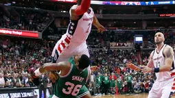 Aksi John Wall (2) berusaha memasukan bola melewati Pemain Celtics, Marcus Smart (36) di gim keenam semifinal Playoffs NBA 2017 di Washington (12/5). Celtics dipaksa melakoni gim ketujuh usai kalah 92-91 dari Wizards. (AP Photo / Alex Brandon)