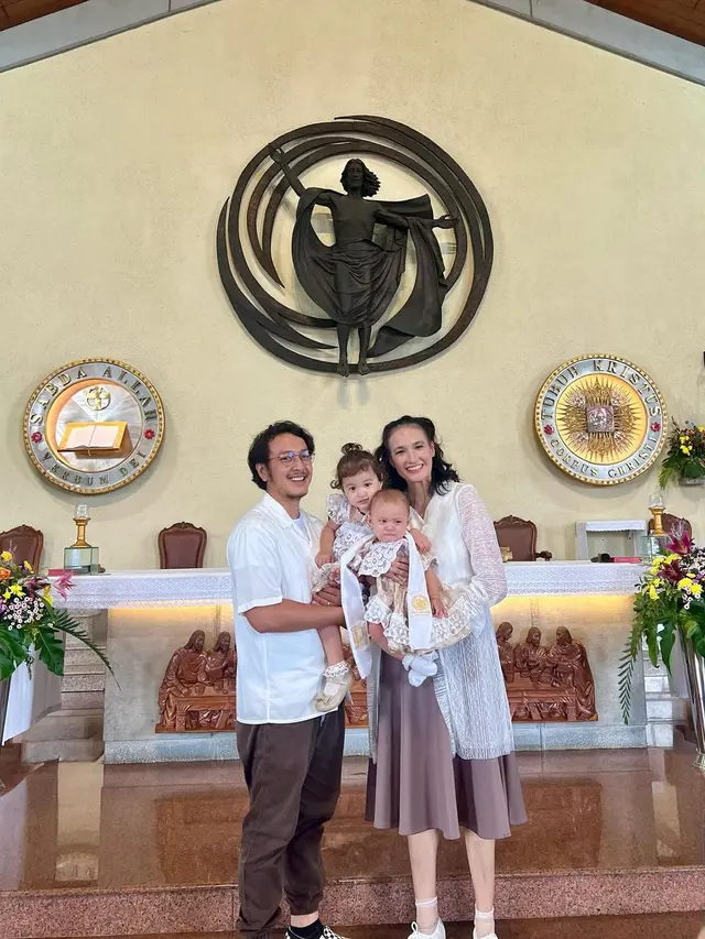 6 Momen Baby Djala Anak Nadine Chandrawinata dan Dimas Anggara di Baptis, Pakai Gaun Warisan