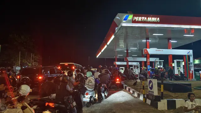 Antrean Mengular di SPBU Makassar