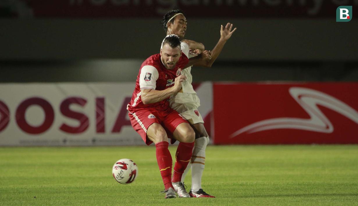 Pemain Persija Jakarta, Marko Simic (depan) mengontrol bola dibayangi pemain PSM Makassar, Erwin Gutawa dalam laga leg kedua semifinal Piala Menpora 2021 di Stadion Manahan, Solo, Minggu (18/4/2021). (Bola.com/Ikhwan Yanuar)