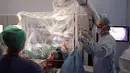 Gambar yang dirilis 19 Februari, musisi Dagmar Turner bermain biola saat berlangsungnya operasi pengangkatan tumor otak di King's College Hospital, London. Tim dokter berhasil mengangkat lebih dari 90 persen tumor dari perempuan 53 itu, termasuk yang paling agresif. (KING'S COLLEGE HOSPITAL/AFP)