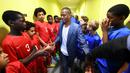 Pemain Timnas Prancis, Patrice Evra, bersama para pemain muda Les Ulis sebelum bertanding, (23/5/2016). (AFP/Franck Fife) 