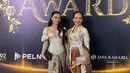 Naura Ayu berhasil menghadirkan reinterpretasi kebaya yang relevan dengan generasi muda masa kini, menghormati tradisi, namun tetap tampil fashionable di tengah gemerlap acara penghargaan. [@nauraayu].