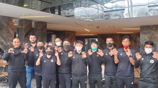 Shin Tae-yong bersama staf kepelatihan Timnas Indonesia U-23 dengan gaya cakar.