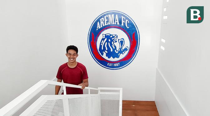 Bek muda Arema FC, Aji Saka, saat berada di mes baru Singo Edan seorang diri. (Bola.com/Iwan Setiawan)