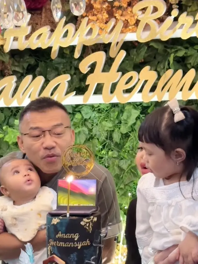 Potret Anang Hermansyah Gendong Azura di Pesta Ulang Tahun, si Kecil Anteng Meski Kondisi Rumah Ramai