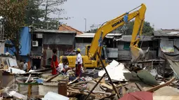 Pemukiman di kawasan Pusat Pengelola Kawasan Kemayoran (PPKK) atau biasa dikenal Gang Laler dibongkar Satpol PP, Jakarta, Selasa (6/10/2015). Sekitar 400 kepala keluarga kehilangan tempat tinggal, pasca penertiban tersebut. (Liputan6.com/Yoppy Renato)