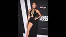 Memakai gaun hitam, Jennifer Lopez yang berusia 45 tahun itu tampak memamerkan kaki jenjangnya, New York, Selasa (9/9/14). (Dimitrios Kambouris/Getty Images for Three Lions Entertainment/AFP) 