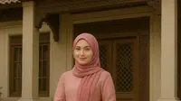 10 Model Gamis Brokat Selendang Bahu, Buat Penampilan Makin Anggun dan Elegan