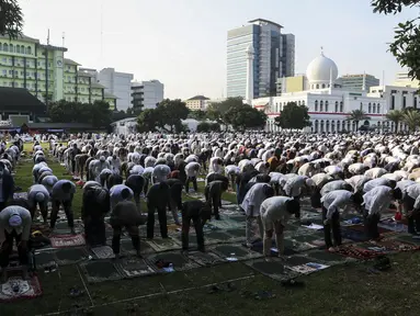 Jemaah melaksanakan salat Idul Adha 1441 H di Masjid Al-Azhar, Jakarta, Jumat (31/7/2020). Pelaksanaan salat Id dilakukan secara berjemaah di masjid atau lapangan dengan menerapkan protokol kesehatan, seperti mengenakan masker dan menjaga jarak. (Liputan6.com/Johan Tallo)