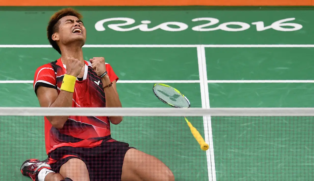 Tontowi Ahmad memutuskan pensiun pada tahun 2020 lalu. Owi merupakan pebulu tangkis ganda campuran Indonesia bersama Butet, julukan Liliyana Natsir yang terlebih dulu pensiun pada 2019. Pasang tersebut merupakan penyabet medali emas pada Olimpiade Rio 2016. (Foto:AFP/Ben Stansall)