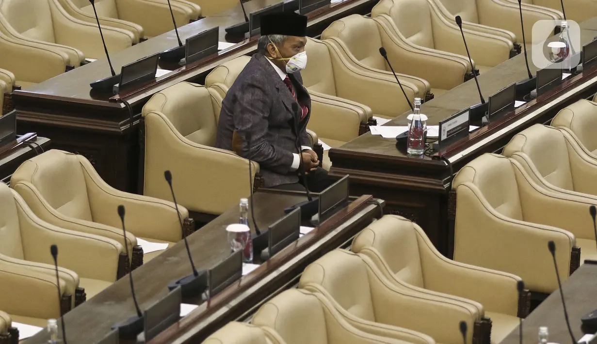 Seorang anggota DPR saat mengikuti Rapat Paripurna Pembukaan Masa Sidang III Tahun 2019-2020 di Kompleks Parleman, Jakarta, Senin (30/3/2020). DPR menyatakan akan mengawasi dan mengevaluasi setiap kinerja yang dilakukan pemerintah dalam menangani virus corona COVID-19. (Liputan6.com/Johan Tallo)