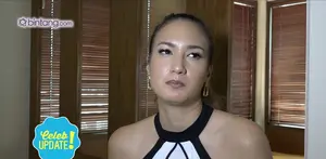 Pengalaman menegangkan saat menjalani syuting film Labuhan Hati. Saat pengambilan gambar di dalam air, Nadine Chandrawinata didekati hiu besar.