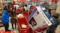 Pembeli mengantre untuk membayar belanjaan mereka selama perayaan Black Friday di sebuah toko elektronik di New Jersey, Kamis (23/11). Black Friday menjadi penanda dimulainya musim belanja bagi warga AS menjelang Natal. (Adam Hunger/AP Images for Target)