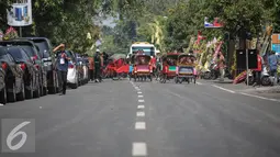 Sejumlah becak mengantar tamu undangan dari parkiran menuju Gedung Saba, Solo, Kamis (11/6/2015). Sebanyak 200 becak disediakan untuk mengantar tamu undangan menuju tempat resepsi pernikahan selvi dan gibran di Gedung Saba. (Liputan6.com/Faizal Fanani)