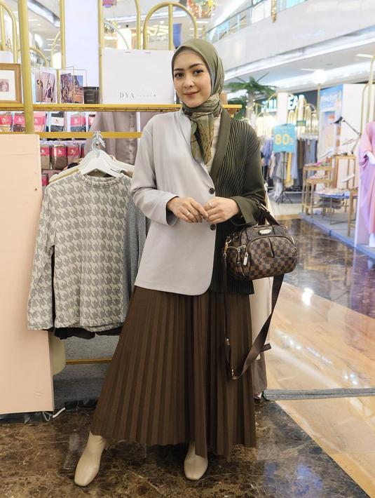 Meski mengusung warna yang lebih gelap, namun Richa Iskak tak bisa lepas dari unsur warna terang pada Jas yang ia kenakan Wanita yang dinikahi Gary Iskak pada 2009 silam itu selalu menjadi inspirasi perihal pakaian kekinian. (Liputan6.com/IG/@richaiskak)