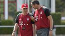 Carlo Ancelotti (kiri) berdiskusi dengan asisten pelatih Paul Clement pada sesi latihan perdana tim FC Hollywood (Bayern Munchen) di Stadion klub FC Bayern Munich, Jerman, (11//7/2016). (AFP/Guenter Schiffmann)