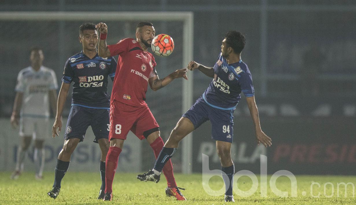 Striker Semen Padang, Marcel Sacramento, berusaha lepas dari hadangan pemain Arema FC. Kabau Sirah sempat unggul 2-0 melalui gol Marcel Sacramento dan juga Vendry Mofu pada awal babak pertama. (Bola.com/Vitalis Yogi Trisna)