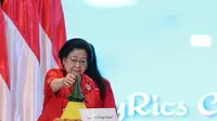 Ketum PDIP Megawati Soekarnoputri memotong tumpeng saat merayakan ulang tahunnya ke-78 bersama anggota DPR dan DPRD dari PDI Perjuangan. (Foto: PDIP)
