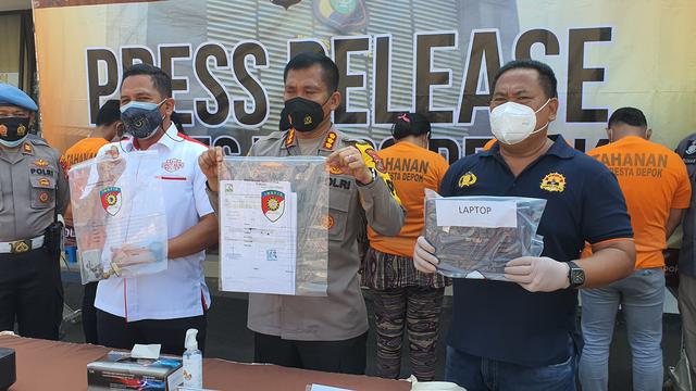 Polrestro Depok menangkap 6 pemalsu surat keterangan swab test Covid-19 di Kecamatan Tapos, Kota Depok.