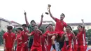 Colossus FC berhasil mengangkat trofi Celebrity Trofeo 2025 di Stadion PTIK, Jakarta Selatan, pada Sabtu (19/7/2025). (Bola.com/M Iqbal Ichsan)