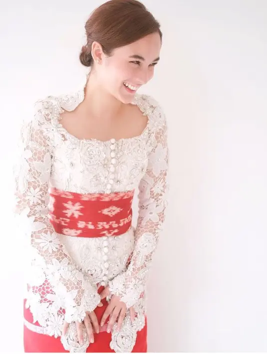 Kebaya putih brokat dipadukan obi dan kain lilit warna merah seperti Chelsea Islan ini juga bisa jadi busana perayaan Natal yang begitu elegan. [@chelseaislan]