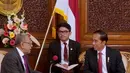 Presiden Joko Widodo berbincang dengan Presiden Bangladesh Abdul Hamid di Credential Hall, (27/1). Jokowi menyatakan Indonesia siap mendukung Bangladesh mencapai target keluar dari kelompok LDCs 2024 mendatang. (Liputan6.com/Pool/Rusman Biro Pers Setpres)