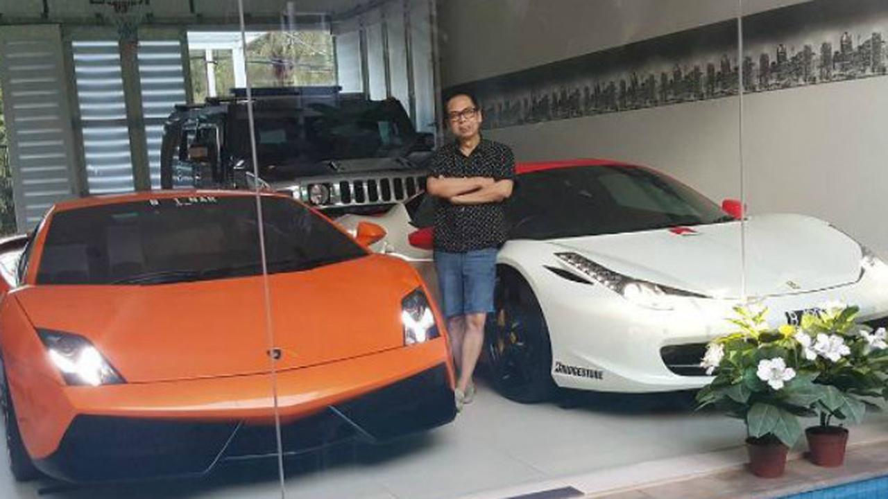 Dodi Triono berpose depan mobil mewahnya. 