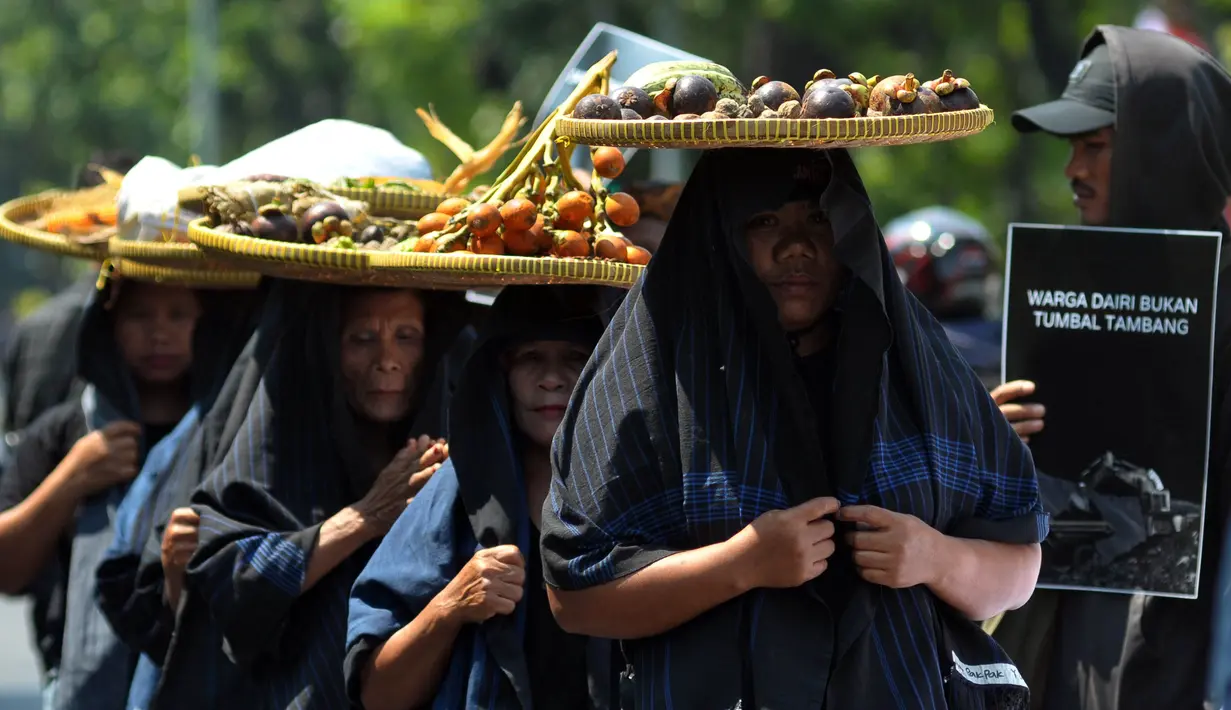 Mereke berunjuk rasa sambil memegang poster, salah satunya bertuliskan 'jangan menambang di zona patahan gempa Daira'. (merdeka.com/Imam Buhori)