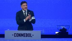 Presiden CONMEBOL, Alejandro Dominguez, menyampaikan pidato sebelum pengundian babak grup Copa Libertadores di Luque, Asuncion, pada 19 Maret 2026. (DANIEL DUARTE/AFP)