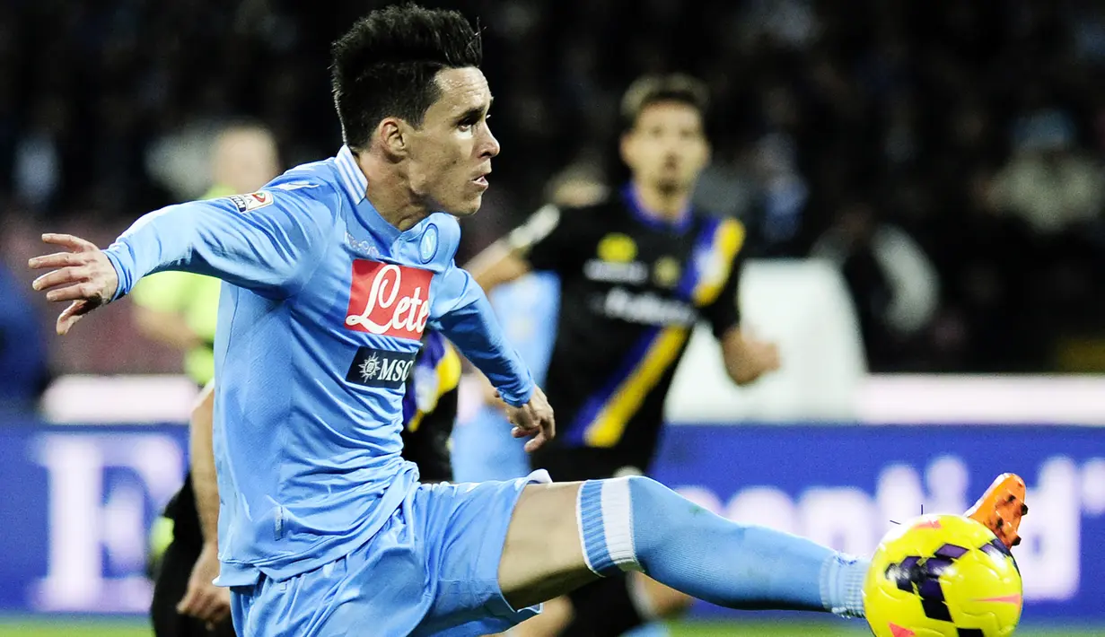 Striker Napoli, Jose Callejon mengontrol bola saat menghadapi Parma pada laga Liga Italia 2013/2014 di San Paolo Stadium, Naples (23/11/2013). Jose Callejon tercatat membela 2 klub di Liga Italia, yaitu Napoli dan Fiorentina mulai 2013/2014 hingga 2021/2022. Musim tertajamnya terjadi pada 2013/2014 bersama Napoli dengan mencetak 15 gol. Gelar top skor diraih Ciro Immobile (Lazio) dengan 22 gol. (AFP/Roberto Salomone)