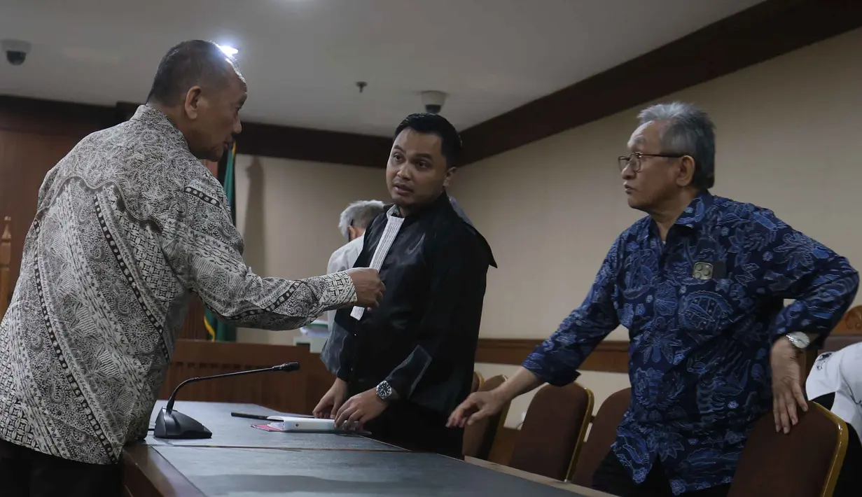 Sebagai informasi, ini merupakan kasus hukum kedua yang menjerat Nurhadi. Sebelumnya, Nurhadi telah menjalani vonis enam tahun penjara terkait kasus suap dan gratifikasi pengurusan perkara di lingkungan Mahkamah Agung. Tampak dalam foto, terdakwa kasus dugaan gratifikasi dan Tindak Pidana Pencucian Uang (TPPU) yang juga mantan Sekretaris Mahkamah Agung (MA), Nurhadi (kiri), usai mengikuti sidang pembacaan putusan di Pengadilan Tindak Pidana Korupsi (Tipikor) Jakarta, Rabu (1/4/2026). (Kapanlagi.com/Budy Susanto)
