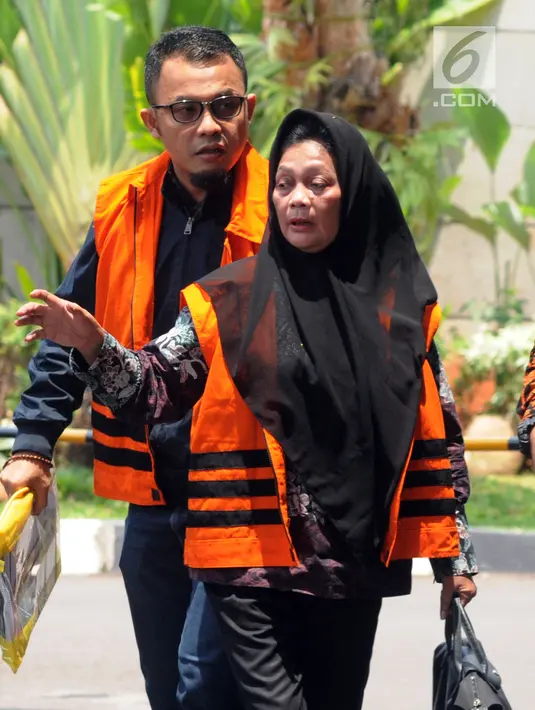Anggota DPRD Sumut nonaktif Helmiati (kanan) dan Ketua Fraksi PAN DPRD Lampung nonaktif Agus Bhakti Nugroho (kiri) tiba di Gedung KPK, Jakarta, Rabu (31/10). Keduanya akan menjalani pemeriksaan lanjutan. (Merdeka.com/Dwi Narwoko)