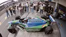 Pada tahun 1994, Schumacher bersama tim Benetton melakukan kontroversi akibat penggunaan traction control ilegal yang menguntungkan ketika melakukan pit stop. Hal ini akhirnya terungkap ketika GP Brasil. Akibat tindakannya ini tim Benetton dikenai sanksi denda oleh FIA. (Foto: AFP/Antonio Scorza)