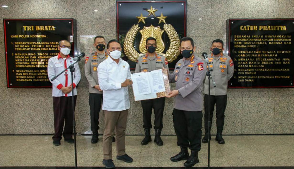 Izin pelaksanaan BRI Liga 1 langsung diserahkan oleh Kapolri Lestyo Sigit Prabowo kepada Menpora Zainudin Amali yang berlangsung di Mabes Polri pada Senin, 23 Agustus 2021. (Foto: Dok. Humas Kemenpora)
