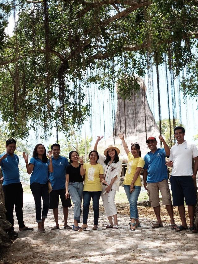 7 Potret Liburan Ririn Ekawati di Sumba, Bagi Vitamin Untuk Warga Setempat