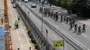 Pekerja mulai sibuk mengerjakan proyek MRT saat balapan Tour de Jakarta berlangsung di Bundaran Hotel Indonesia, Jakarta, Sabtu (30/7/2016). (Bola.com/Nicklas Hanoatubun)