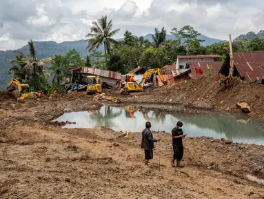 Warga berjalan di lokasi longsor di Desa Situkung, Banjarnegara, Jawa Tengah, pada Kamis 20 November 2025. Pencarian korban di Dusun Situkung, Desa Pandanarum, Kabupaten Banjarnegara, saat ini masih berlangsung. (DEVI RAHMAN/AFP)