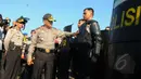 Irjen Unggung Cahyono (tengah) memeriksa kesiapan anggotanya pada apel gelar pasukan di Kawasan Monas, Jakarta,  Rabu (8/4/2015). Polda Metro Jaya menerjunkan 4.236 personel untuk mengamankan Peringatan KAA. (Liputan6.com/Herman Zakharia)