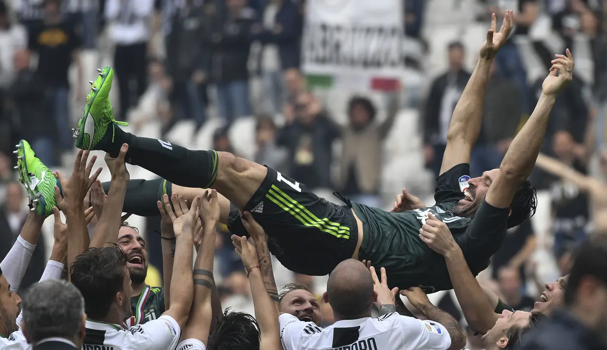 Gianluigi Buffon diangkat oleh rekan setimnya di Juventus sebagai bagian dari selebrasi kemenangan Juventus meraih titel juara Serie musim 2017/18 lalu.  ( AFP/Marco Bertorello )