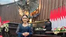 Nafa Urbach terlihat elegan kenakan kebaya brokat full payet warna biru navy. Penampilannya dipermanis dengan bros emas yang disematkan di panel depan kebayanya. [@nafaurbach].