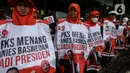 Antusias pendukung membawa poster saat menyambut kedatangan Anies Baswedan untuk menghadiri deklarasi Capres 2024 di Kantor DPP PKS, Jakarta, Kamis (23/2/2023). Anies Baswedan resmi diusung Majelis Syura Partai Keadilan Sejahtera (PKS) sebagai calon presiden (capres) pada Pilpres 2024. (Liputan6.com/Johan Tallo)