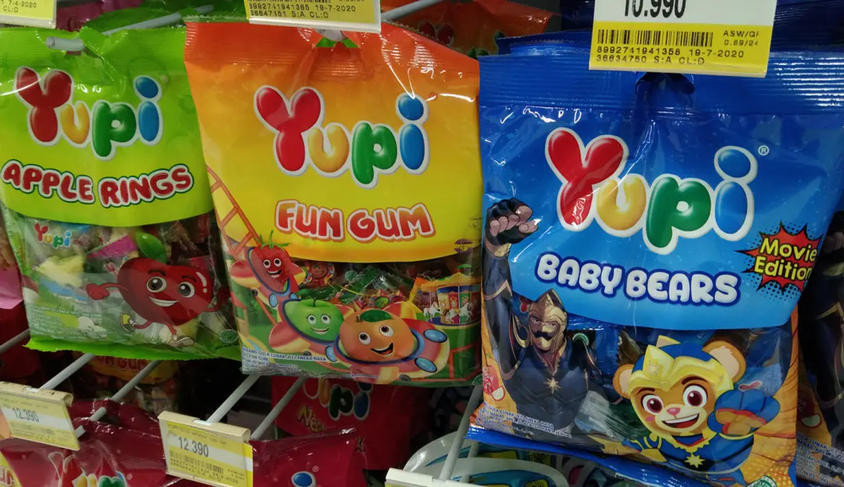 Permen empuk dengan bentuk yang beragam pasti menjadi favoritmu, mulai dari bentuk panda hingga pizza. Rasanya makan permen Yupi tidak cukup satu buah saja. (Adansijav Official / Shutterstock.com)