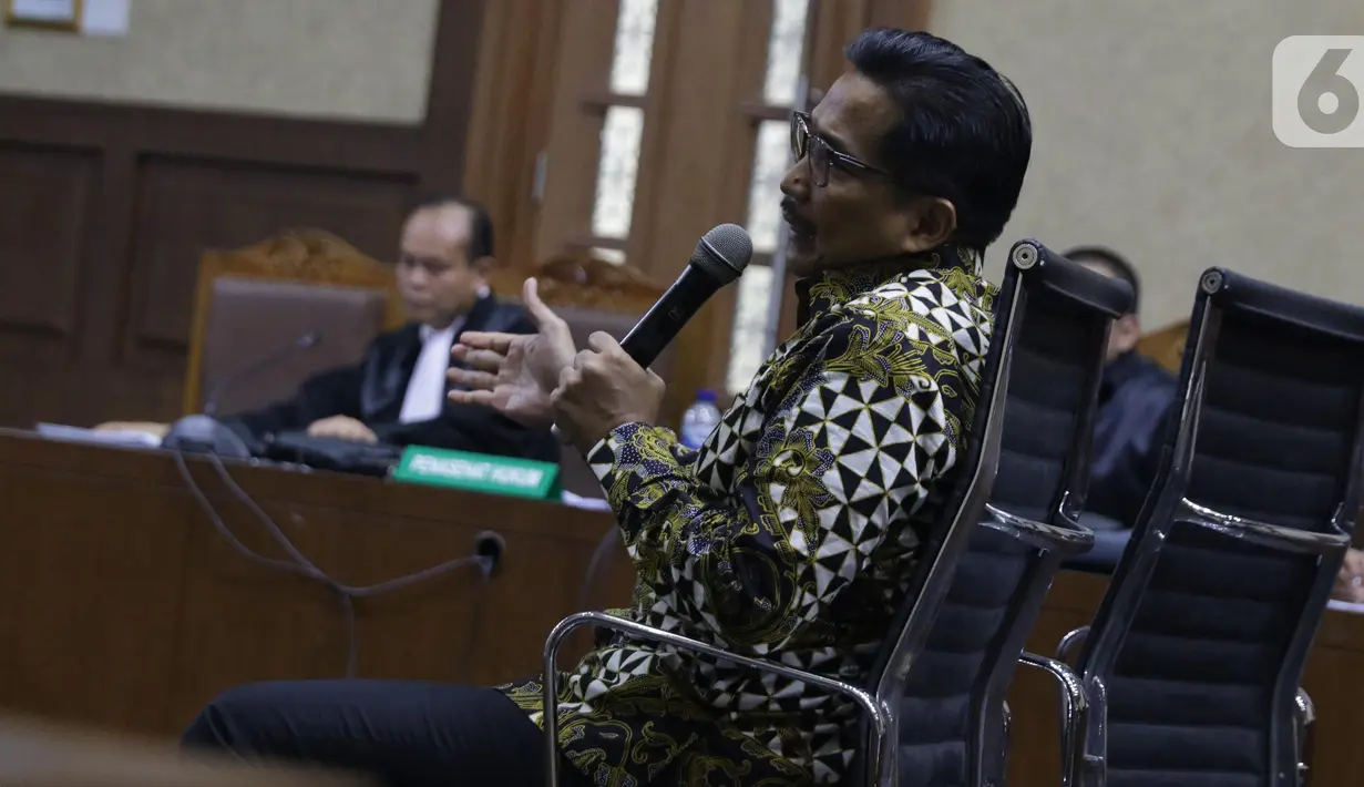 Terdakwa dugaan gratifikasi terkait kerjasama jasa pelayaran, Bowo Sidik Pangarso saat memberi keterangan saat sidang lanjutan di Pengadilan Tipikor, Jakarta, Rabu (23/10/2019). Sidang mendengar keterangan terdakwa. (Liputan6.com/Helmi Fithriansyah)