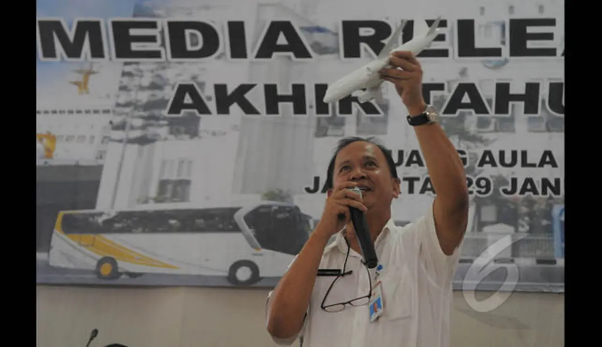 Anggota Tim Investigasi AirAsia QZ8501, Kapten Ertata Lananggalih menjelaskan perkiraan proses jatuhnya pesawat saat berlangsungnya Media Rilis KNKT Tahun 2014 di Jakarta, Kamis (29/1/2015). (Liputan6.com/Herman Zakharia)